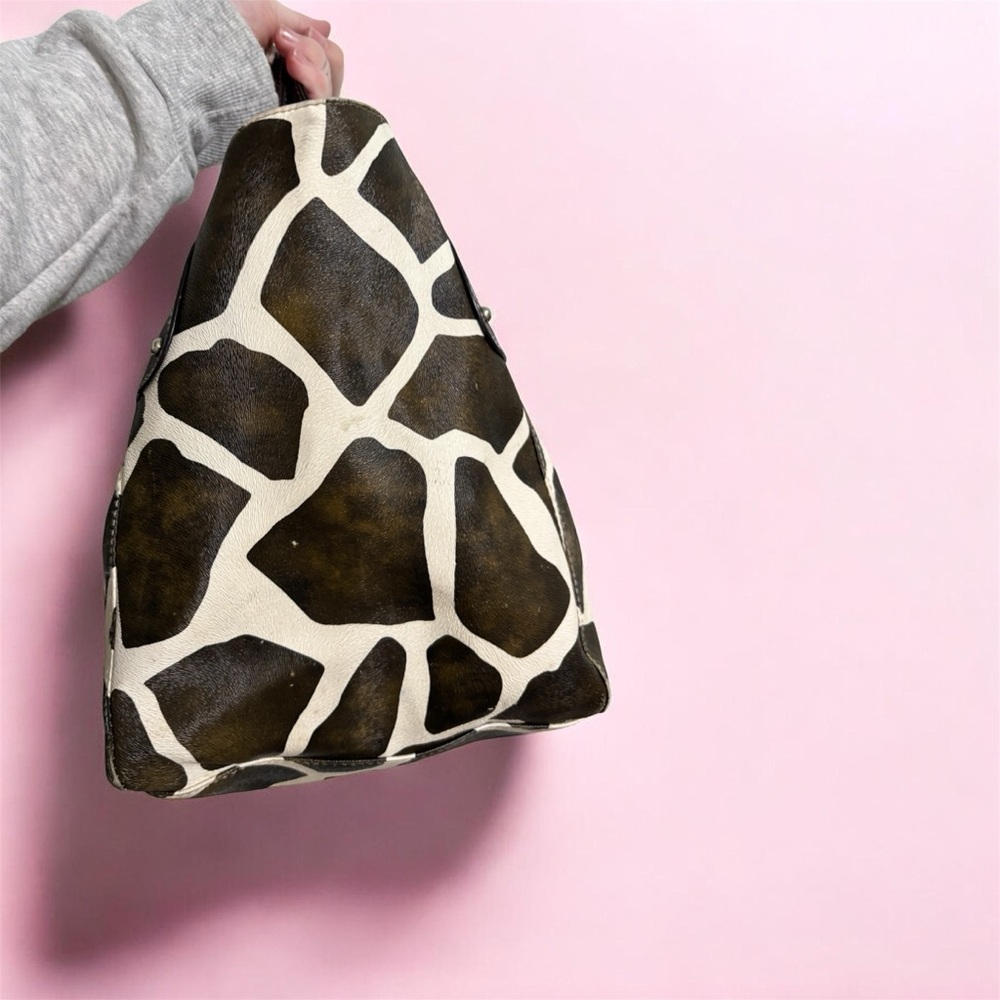 Chic Giraffe Pattern Tote With Black Accents - image 4